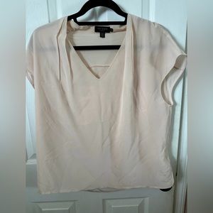 Ted Baker 100% silk baby pink blouse, v-neck
Color: baby pink
Size: 4